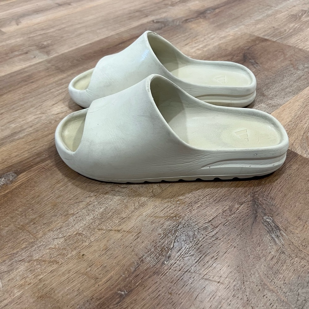 Yeezy Slides Bone